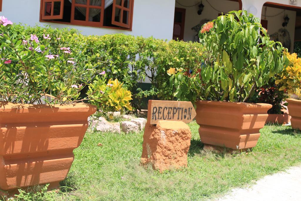 Veronic Self-Catering Guest House La Digue Bagian luar foto